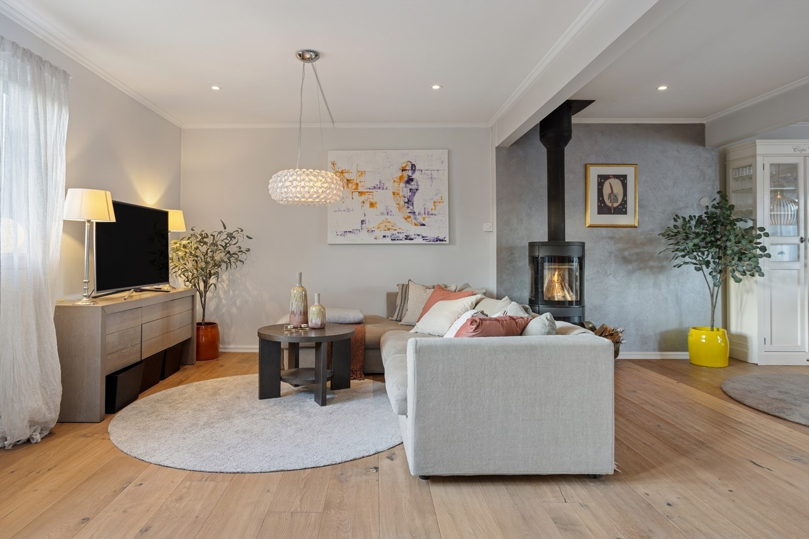 God belysning med downlights i deler av himling. På gulvet er det lagt flott 1-stavs eikeparkett. Galleribilde