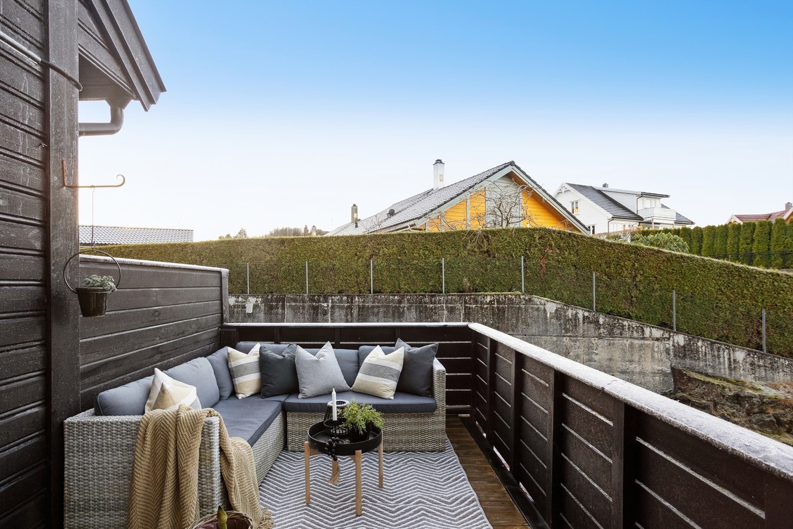 Fra stuen er det utgang til en sørvestvendt altan på cirka 11 kvm. Galleribilde