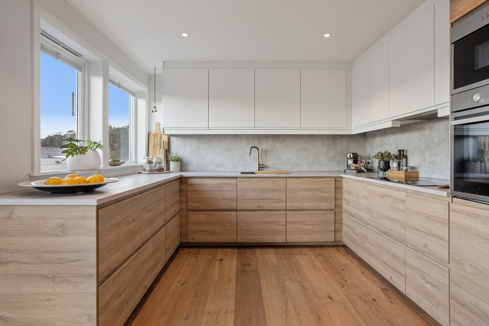 Flott og velutstyrt Ikea kjøkken som ble fornyet i 2022. Galleribilde