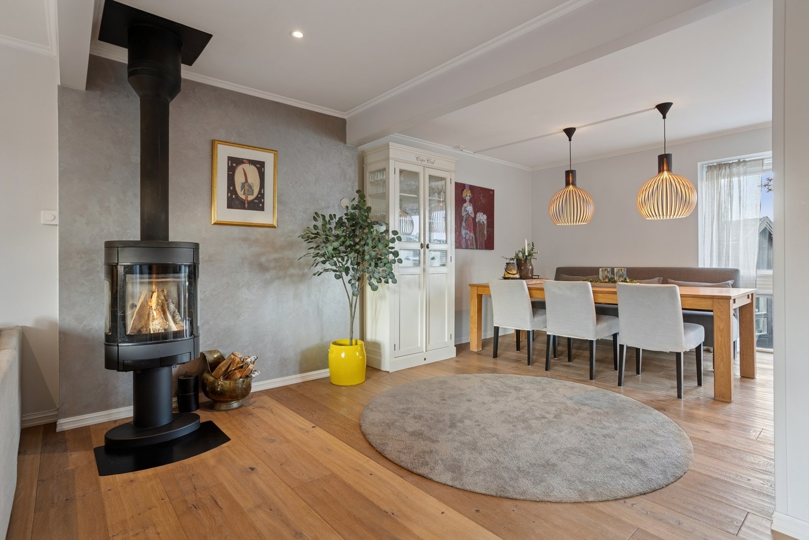 Det er åpen løsning mellom stue, spisestuedel og kjøkken, noe som gir boligen et luftig og moderne preg. Galleribilde