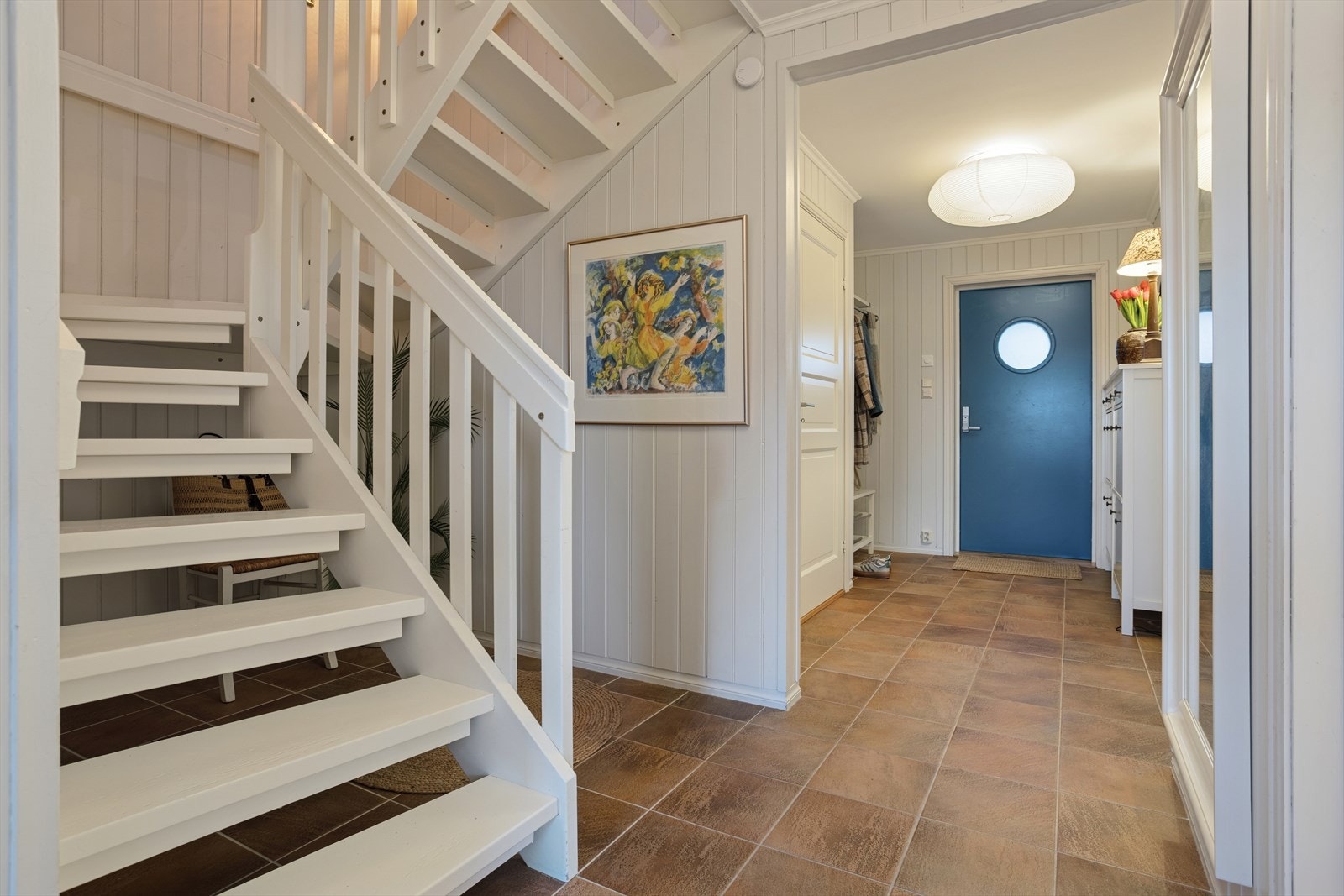 Fra gangen er det trapp opp til boligens 2. etasje hvor stuen og kjøkkenet ligger. Galleribilde