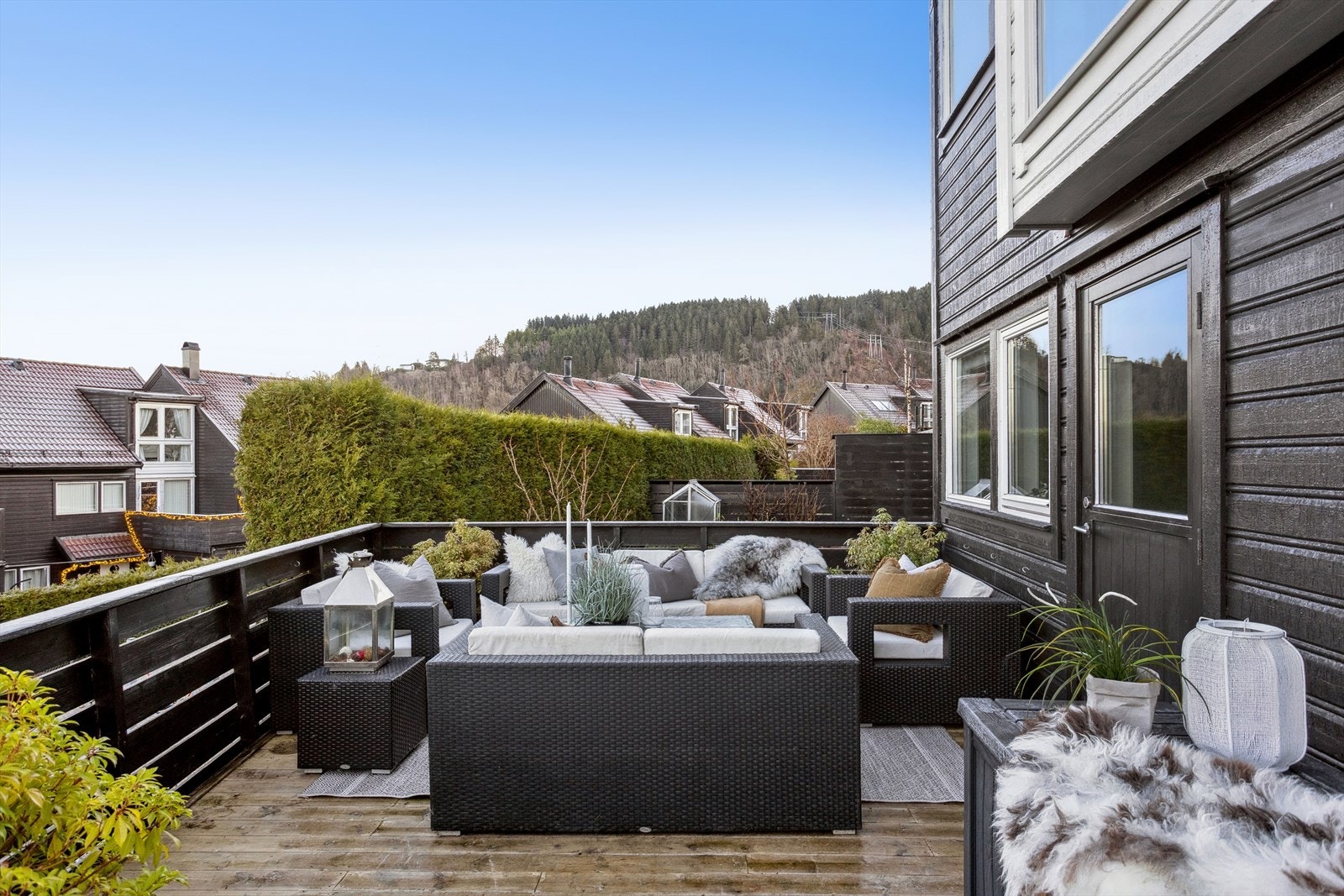 Flott treterrasse på 19 kvm med god plass til utemøbler og grill. Galleribilde