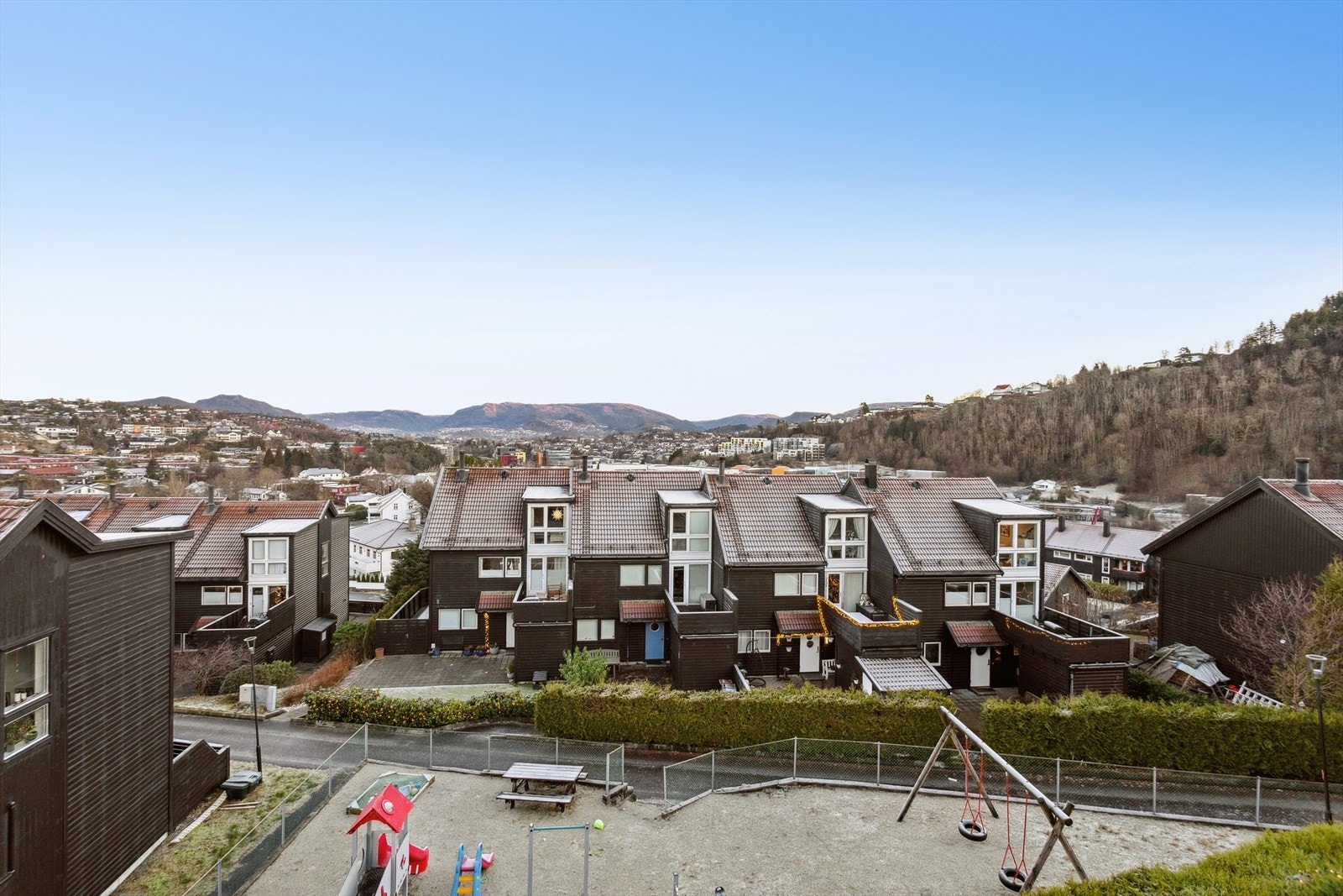 Øvre Råtun eierseksjonssameie består av 25 rekkehus som ble oppført i 2001. Galleribilde