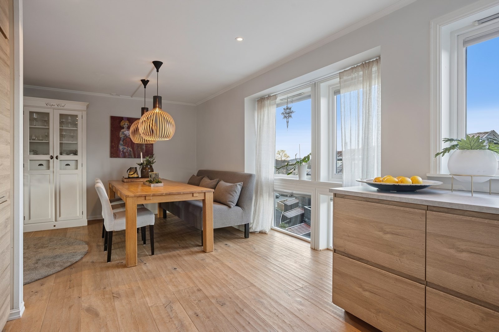 Hvitevarer på kjøkken medfølger og inkluderer kjøl/fryseskap, oppvaskmaskin, platetopp, stekeovn og mikrobølgeovn. Galleribilde