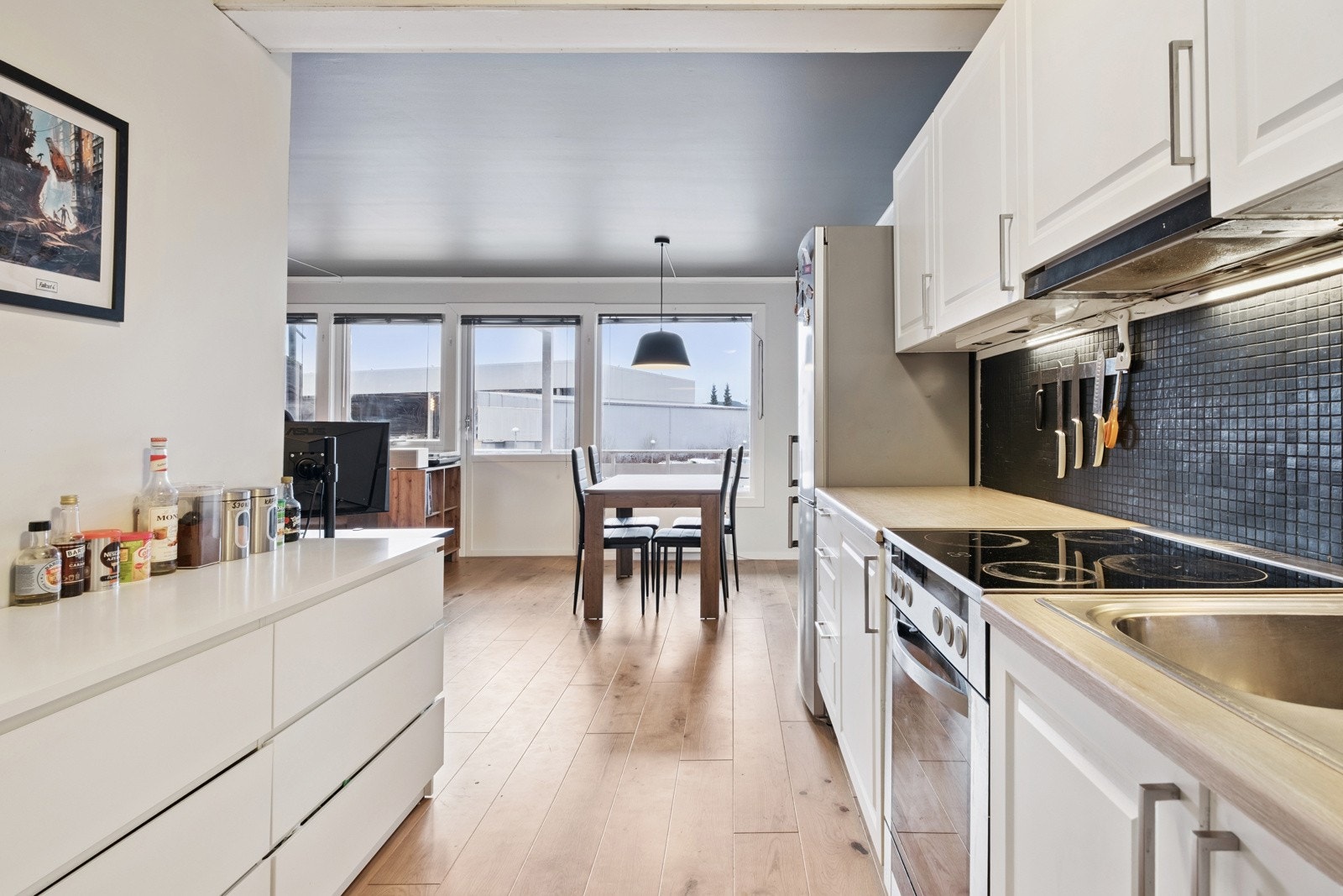 lyst og trivelig kjøkken med hvitevarer. Galleribilde