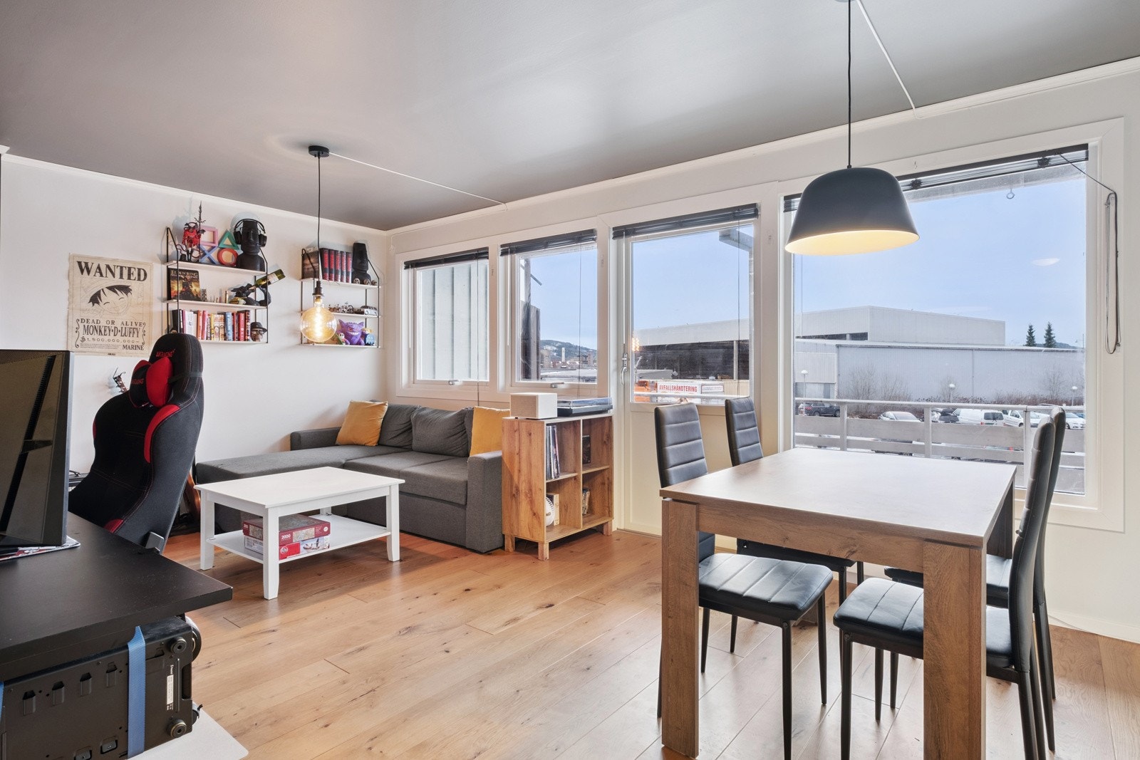 Stue med åpen løsning. Utgang til veranda. Galleribilde