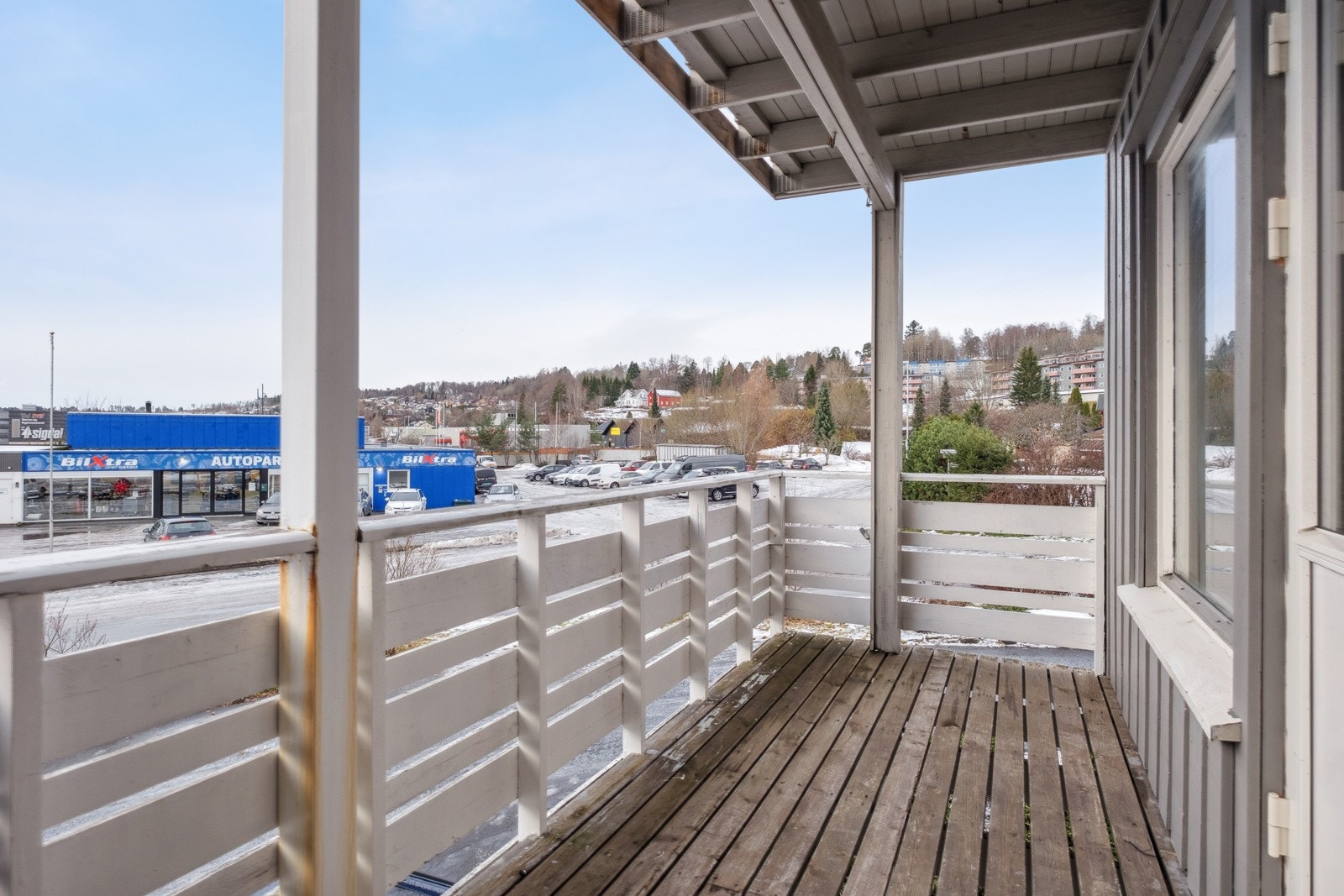 Solrik veranda med takoverbygg. Galleribilde