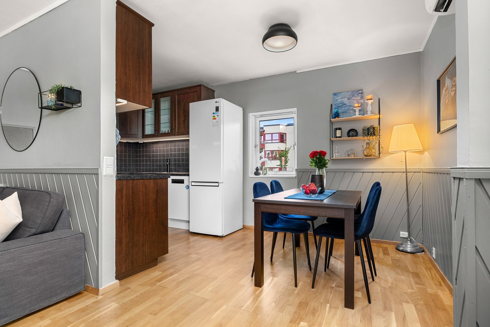 Spisesonen faller naturlig inn i rommet mellom stue og kjøkken Galleribilde