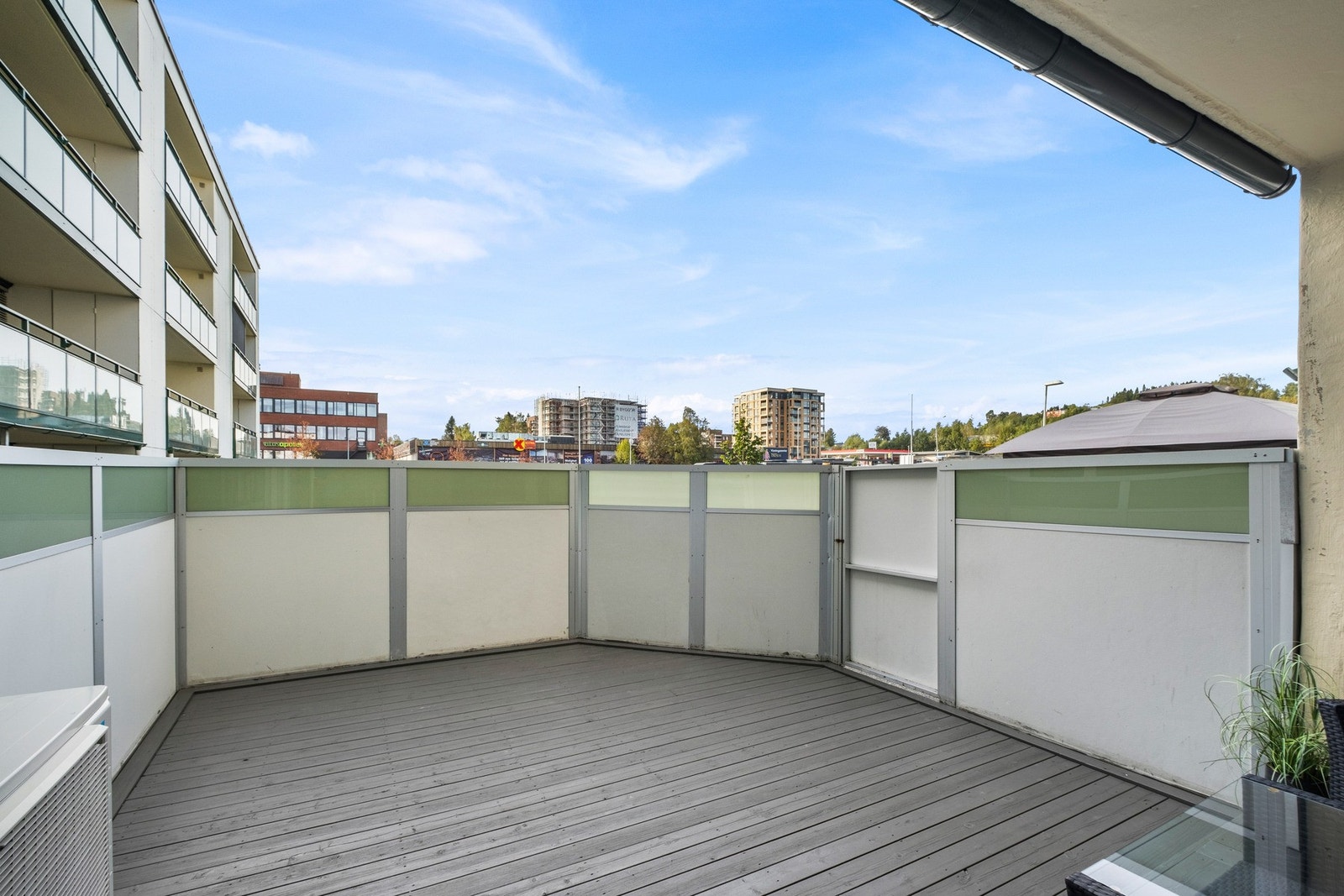 Terrassen er sørvendt, som sikrer gode solforhold gjennom store deler av dagen Galleribilde