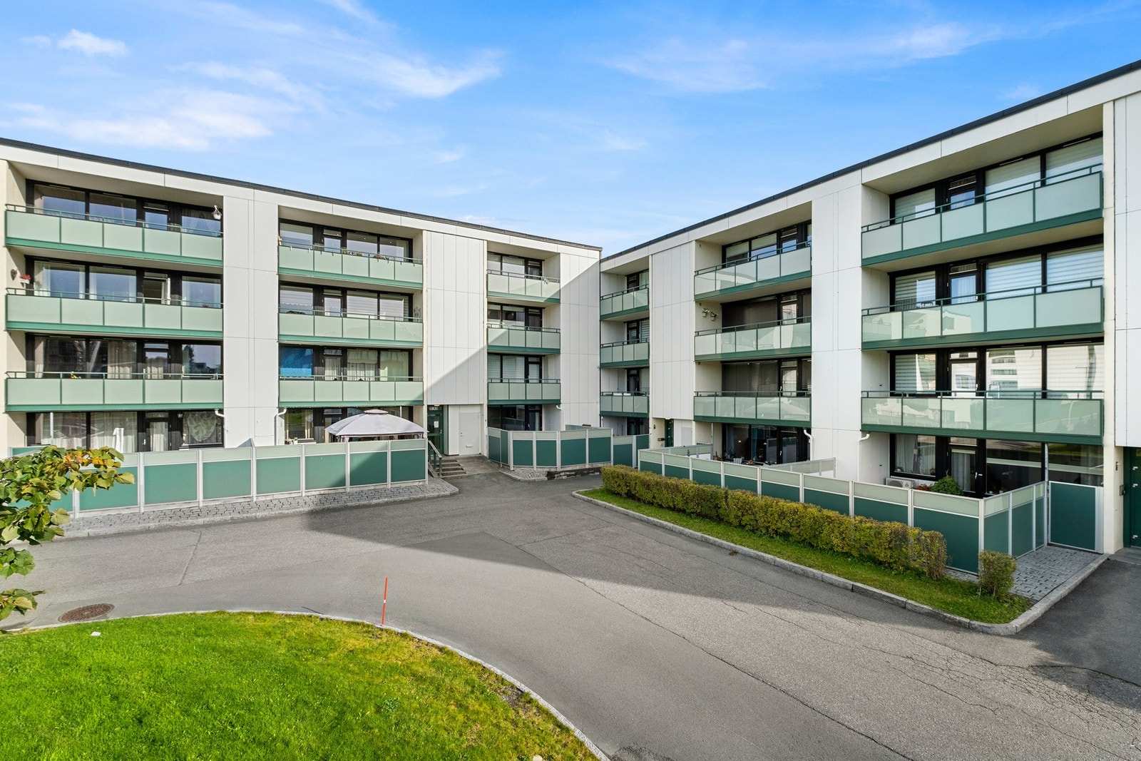 Boligen har en sentral beliggenhet med kort gangavstand til metrobuss og nødvendige servicefunksjoner Galleribilde