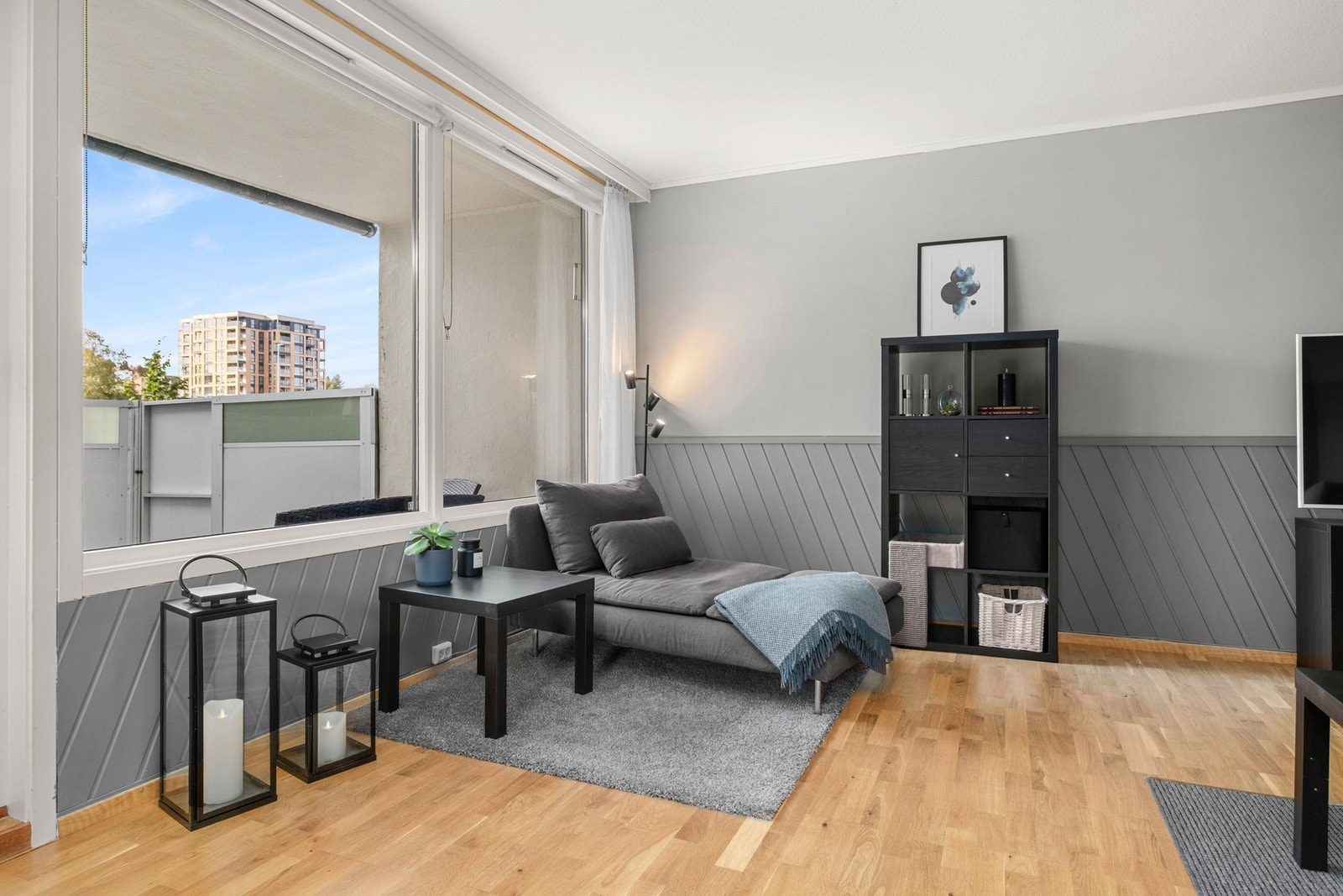 De store vindusflatene sikrer rikelig med naturlig lys inn i rommet Galleribilde