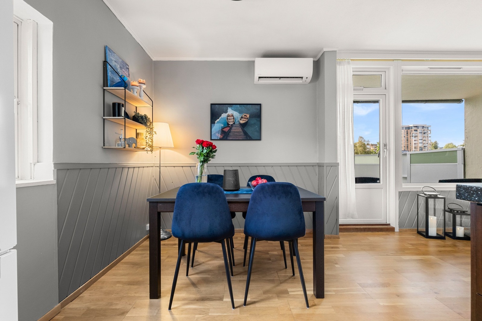 God plass til et spisebord mellom stue og kjøkken hvor man kan nyte gode måltider i sosiale lag Galleribilde