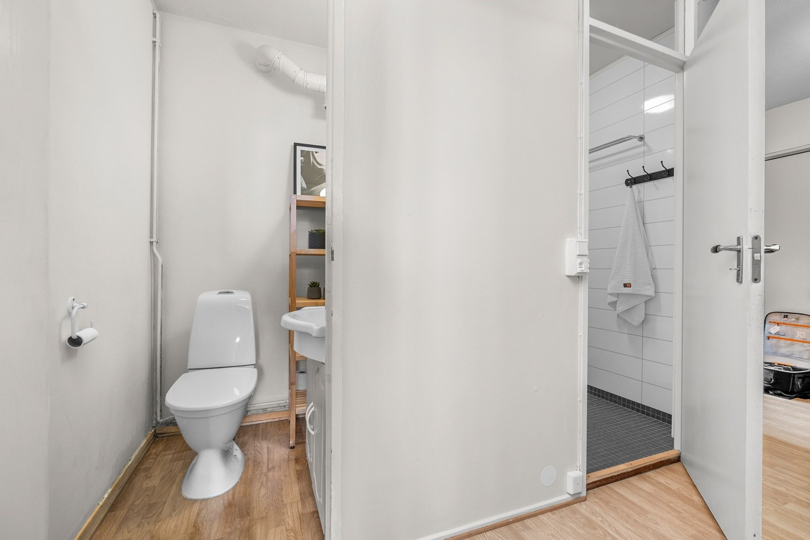 Toalett og bad er adskilt Galleribilde