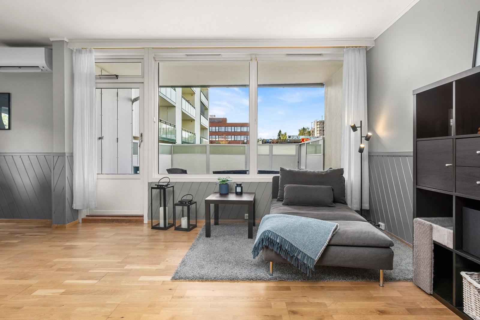 Fra stuen er det utgang til leilighetens terrasse Galleribilde