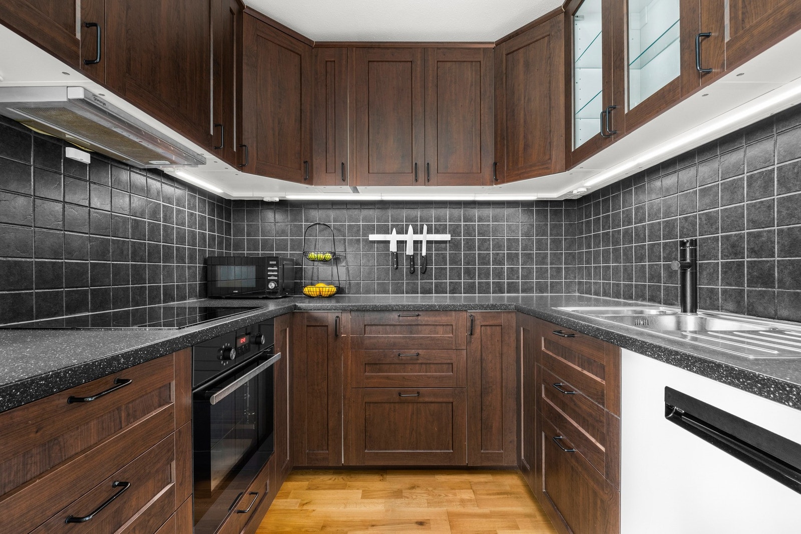 Her er det rikelig med skap og benkeplass Galleribilde