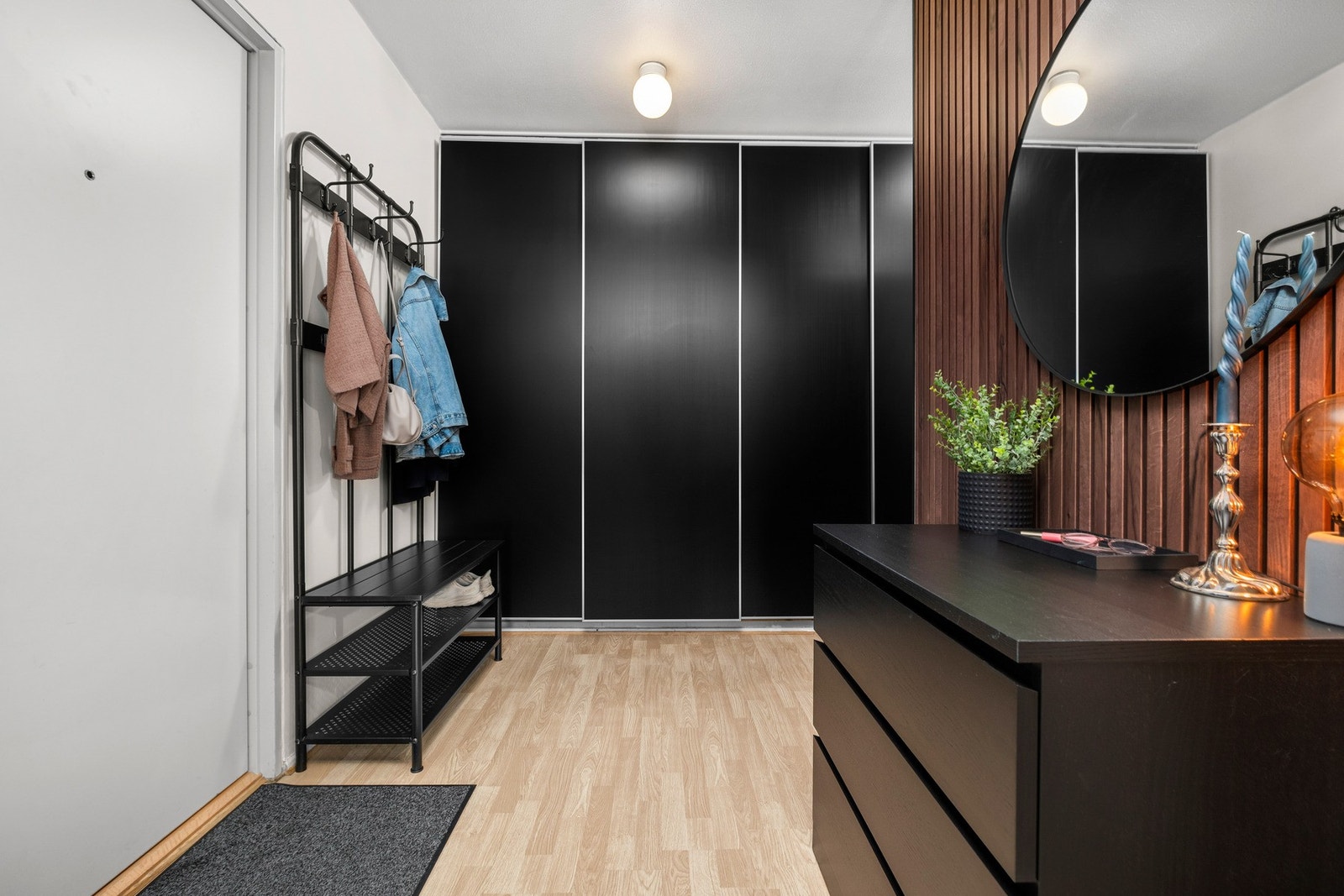 Pen og innbydende entrè med stort innebygd garderobeskap for lagring av sko og ytterøty Galleribilde