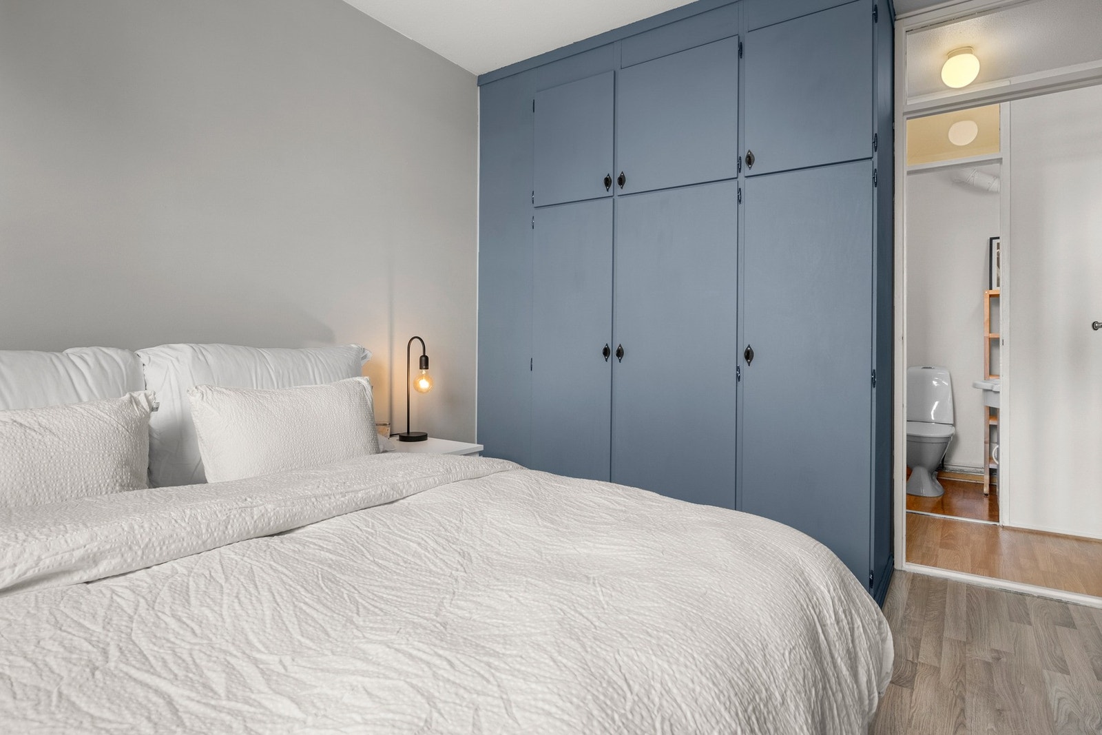 Her er det god plass til ønsket seng, nattbord, garderobeskap m.m Galleribilde