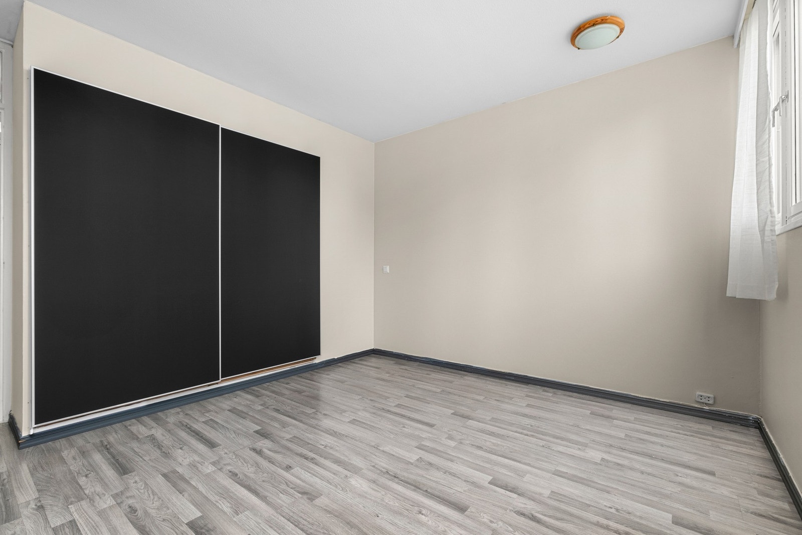 Rikelig med plass til ønsket møblement. Det er innebygd garderobeskap på begge soverommene Galleribilde