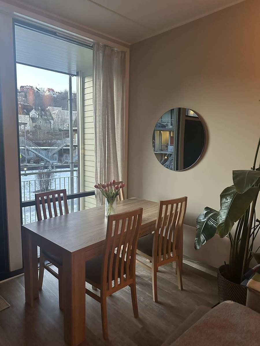 Spisebord og stoler i tre. Galleribilde