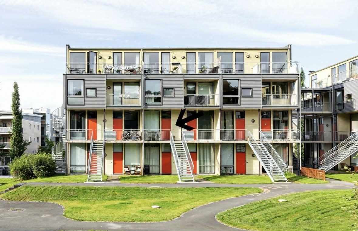 Bilde av blokken leiligheten er i. Oppgang til leiligheten deles med 1 annen rolig beboer. Galleribilde