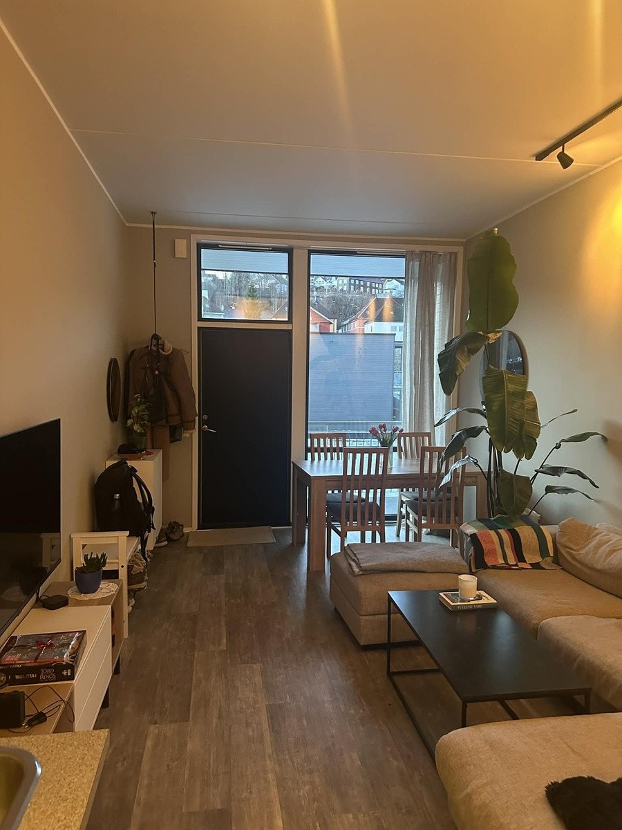 Fra kjøkken og mot inngangsdør. Store og fine vindu. Galleribilde