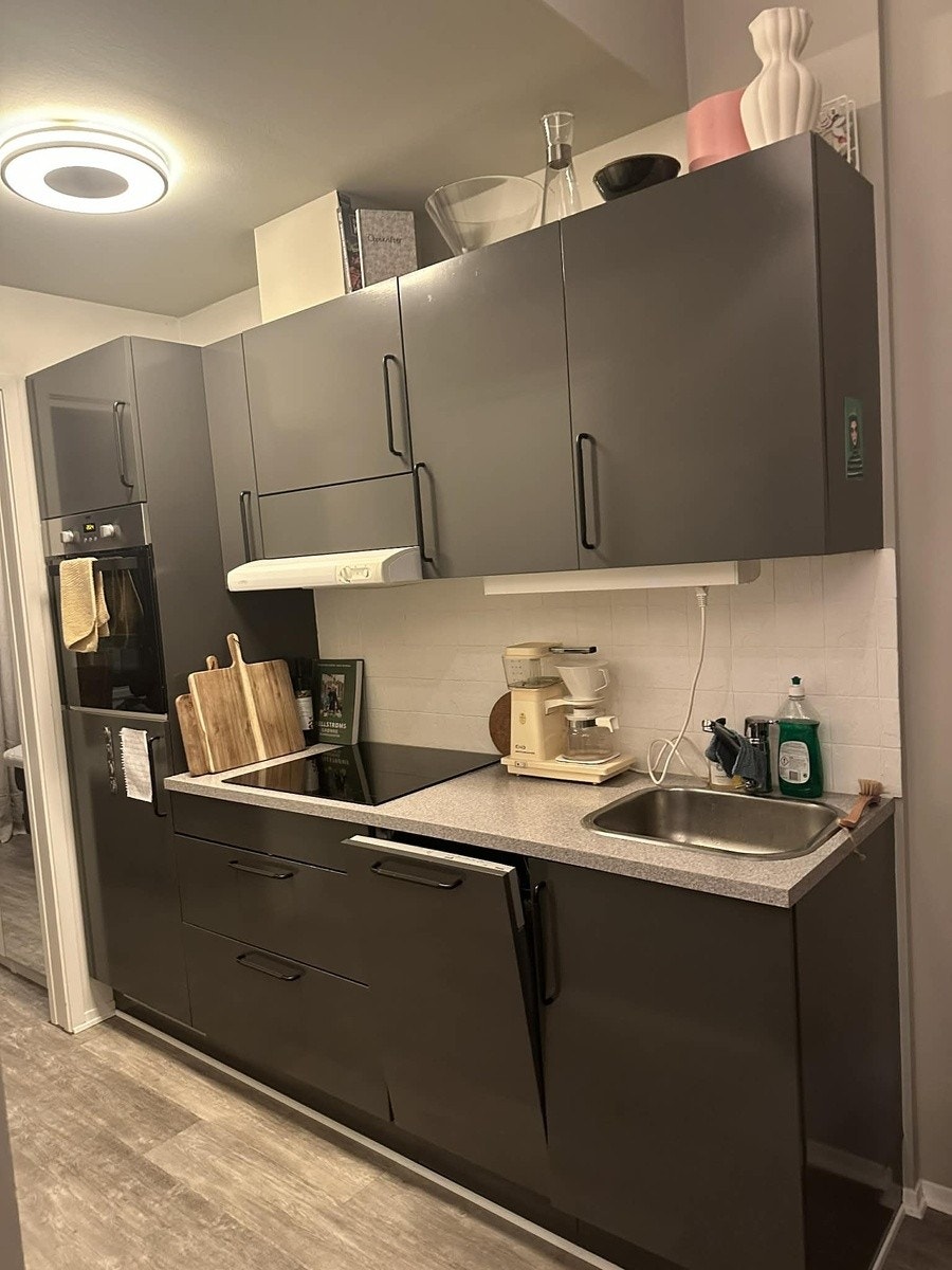 Kjøkken med platetopp, stekeovn, kjøleskap og oppvaskmaskin. Galleribilde