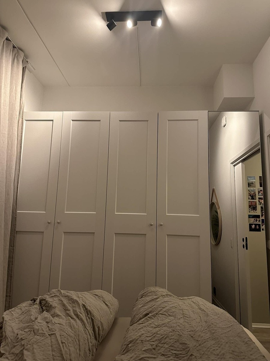 Stor og fin garderobe på soverom. Galleribilde