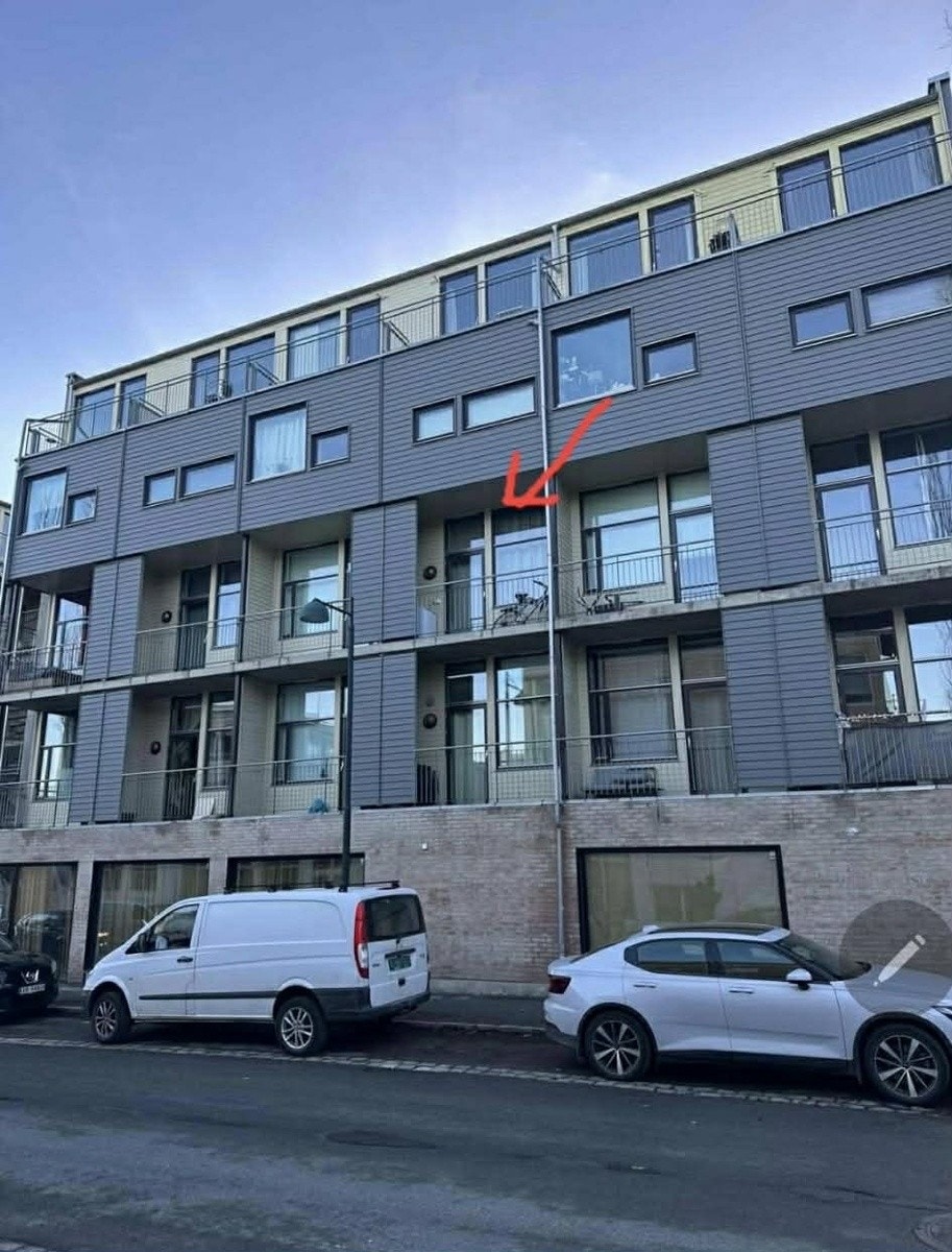 Leilighetens beliggehet fra gateplan. Bildet er balkongen utenfor soverom. Galleribilde