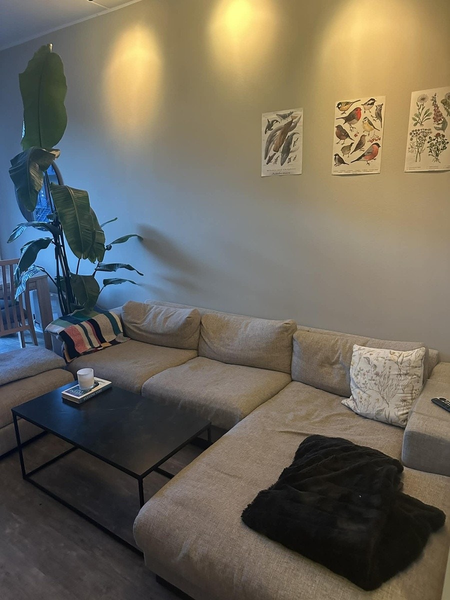 Stor sofa med sjeselong og puff. Galleribilde