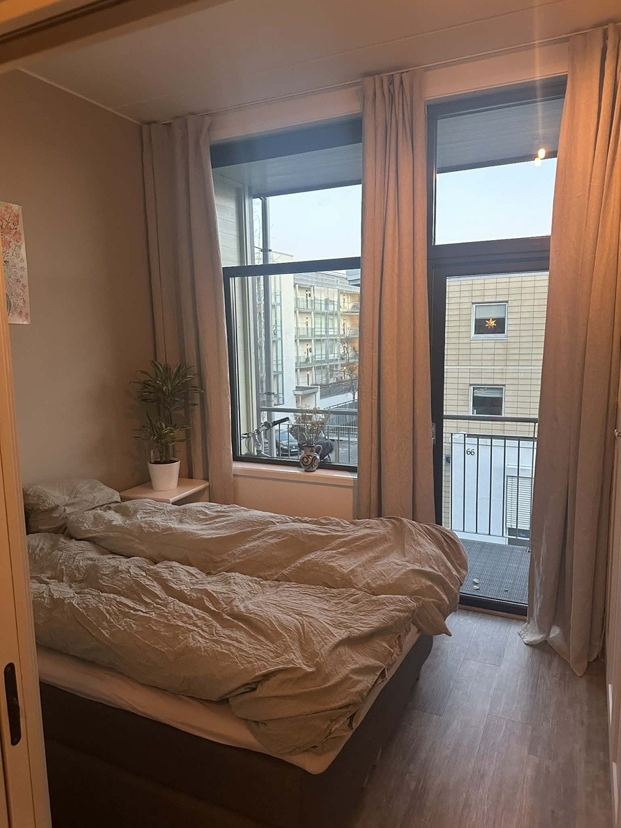 Soverom med 150 cm seng, store vindu, 2 nattbord, garderobe og balkong. Galleribilde