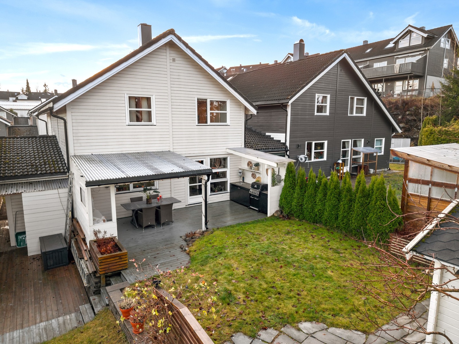 Romslig terrasse på ca. 27 kvm. I tillegg er det en solrik, hyggelig og usjenert hage Galleribilde