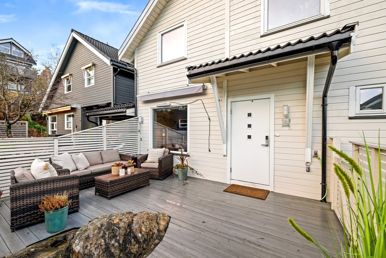 På terrassen ved inngangspartiet er det god plass til sittegrupper, grill, potteplanter, etc. Terrassen er inngjert Galleribilde