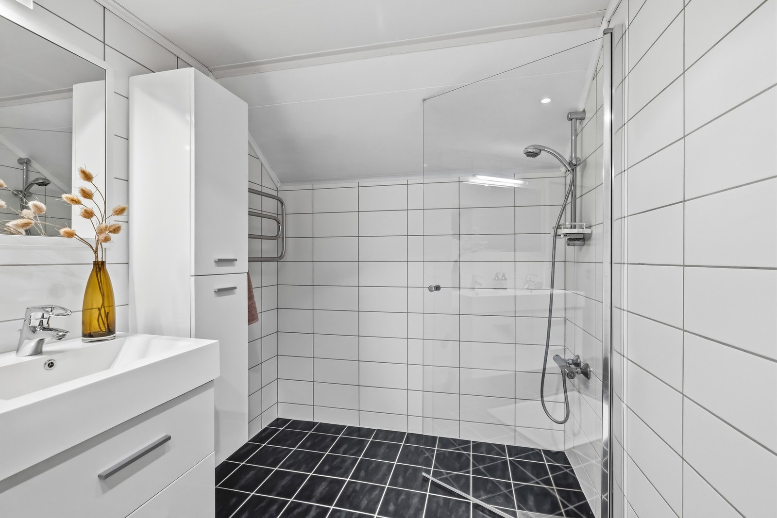 Romslig og lyst baderom i 2. etg. med plass til badekar Galleribilde