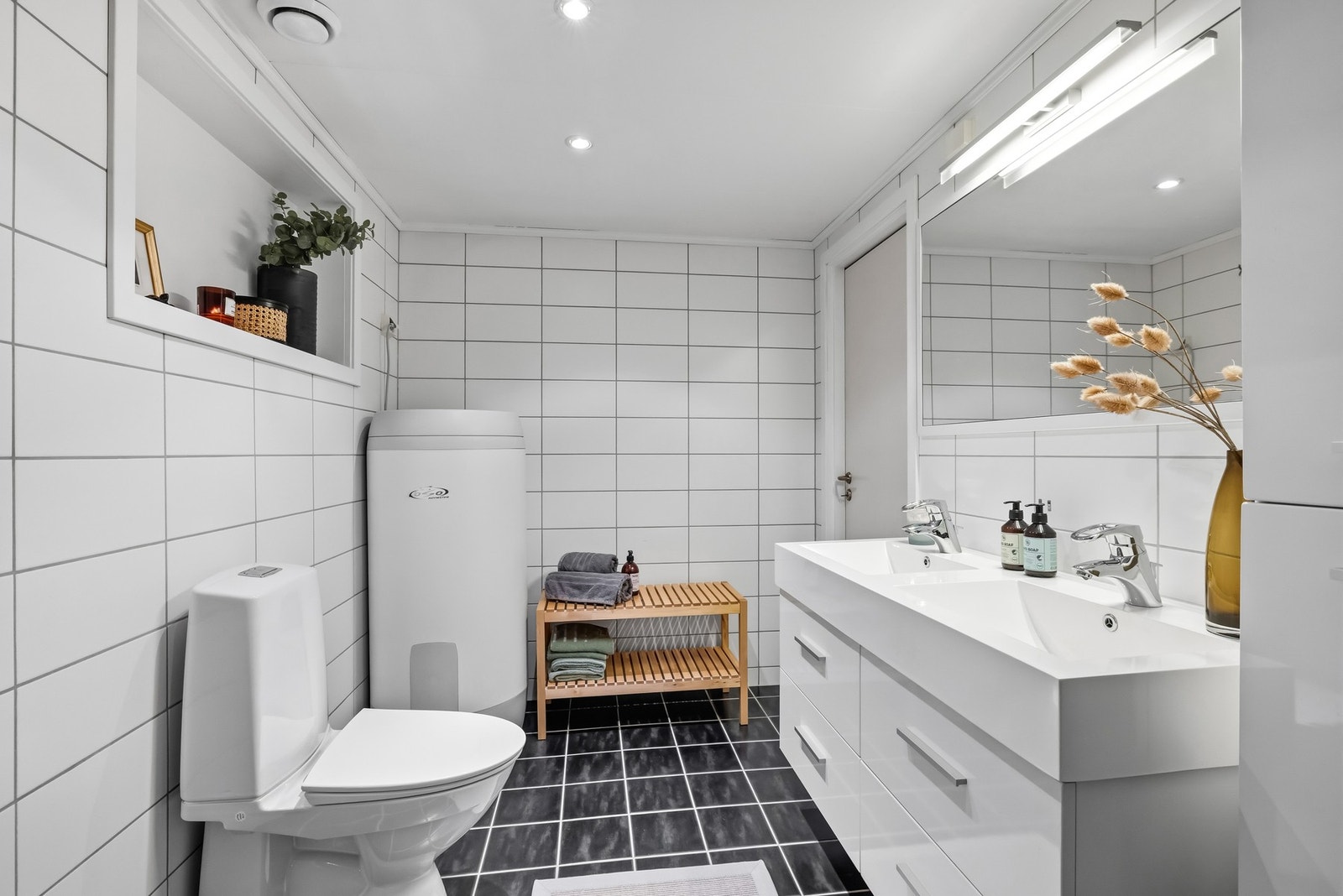 Lyst, flislagt bad med gulvvarme i 2. etg. Galleribilde