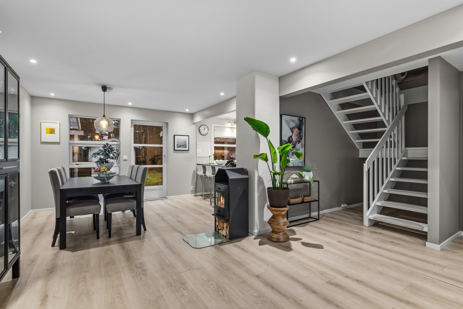 Lys og luftig stue med trappeløp til 2. etg. Galleribilde