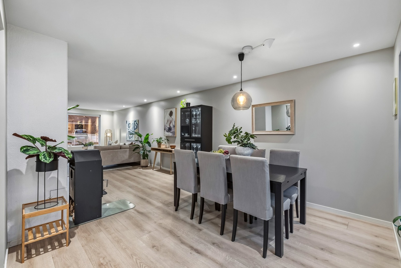 Ved kjøkkenet er det god plass til en stor spisegruppe/spisestue Galleribilde