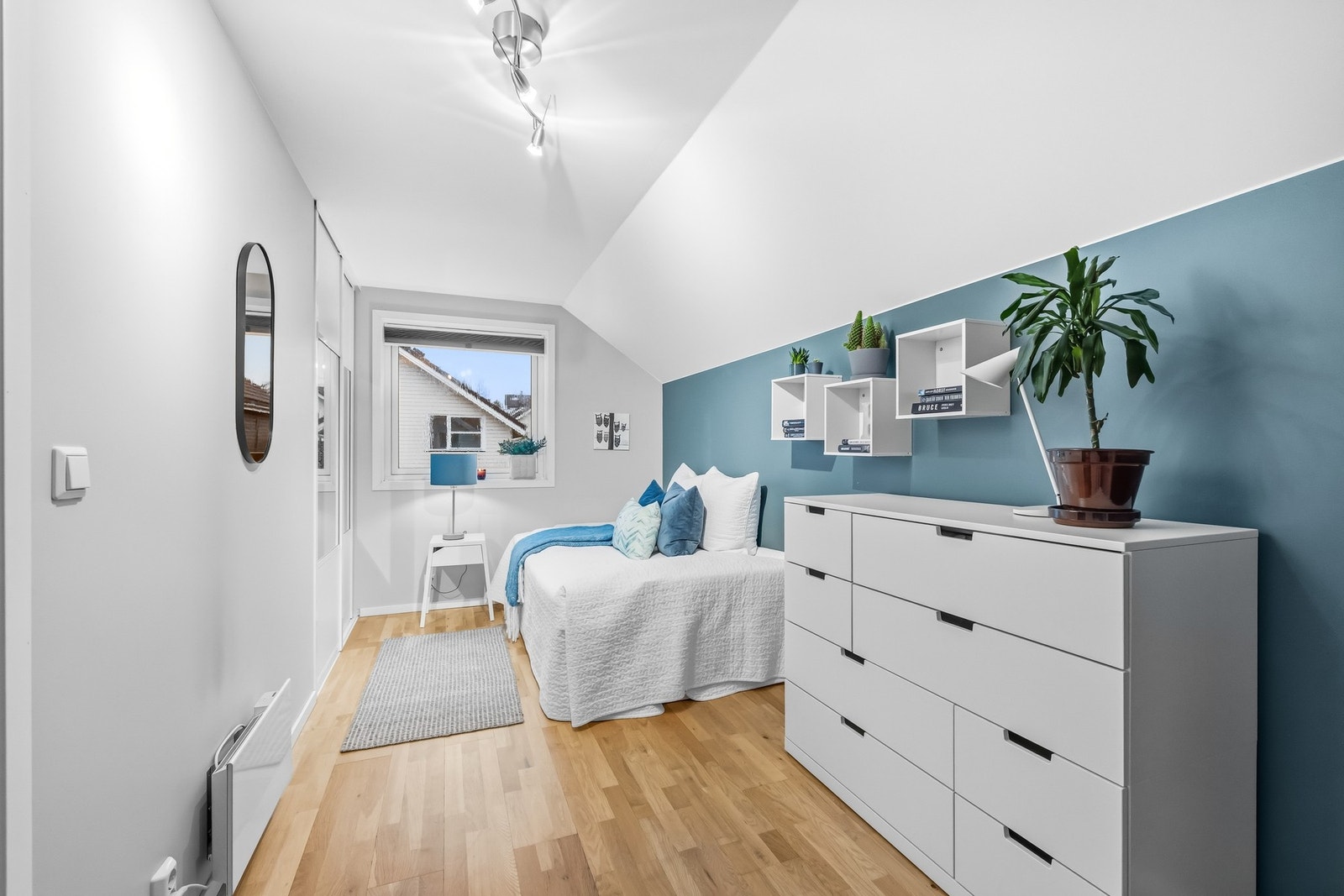 Soverom 2 - lyst og trivelig med god plass til enkeltseng, komode, skrivebord, etc. Skyvedørsgarderobe er installert Galleribilde