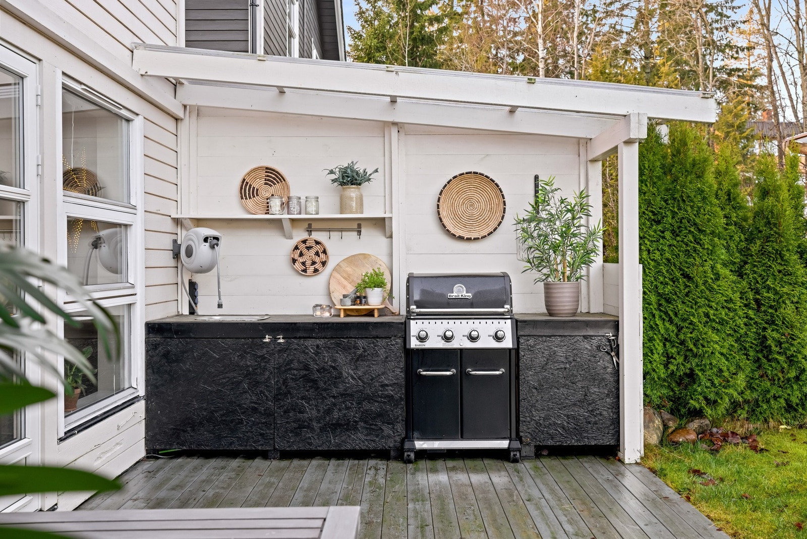 Plassbygget utekjøkken på terrassen Galleribilde