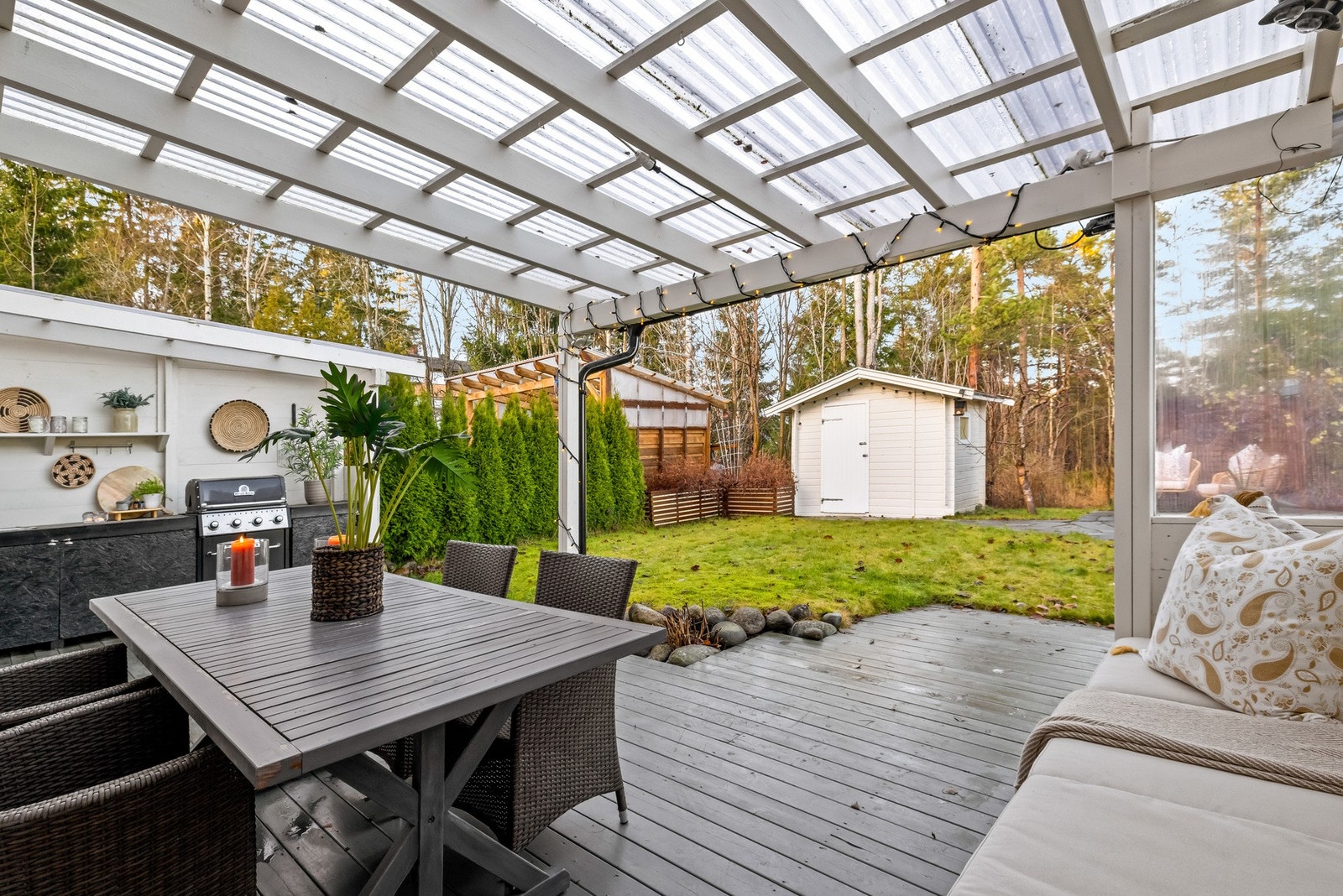 Stor terrasse på hagesiden med god plass til utemøbler Galleribilde