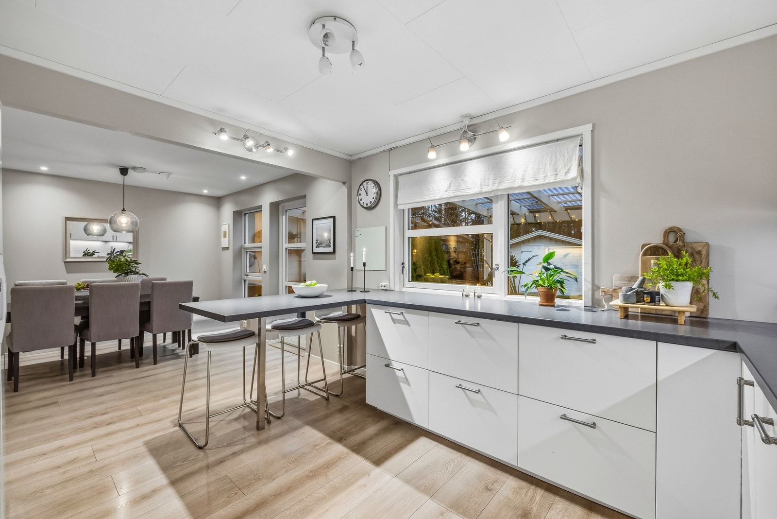 Åpen løsning mellom kjøkken og stue/spisestue. Store vinduer gir mye naturlig lysinnslipp Galleribilde