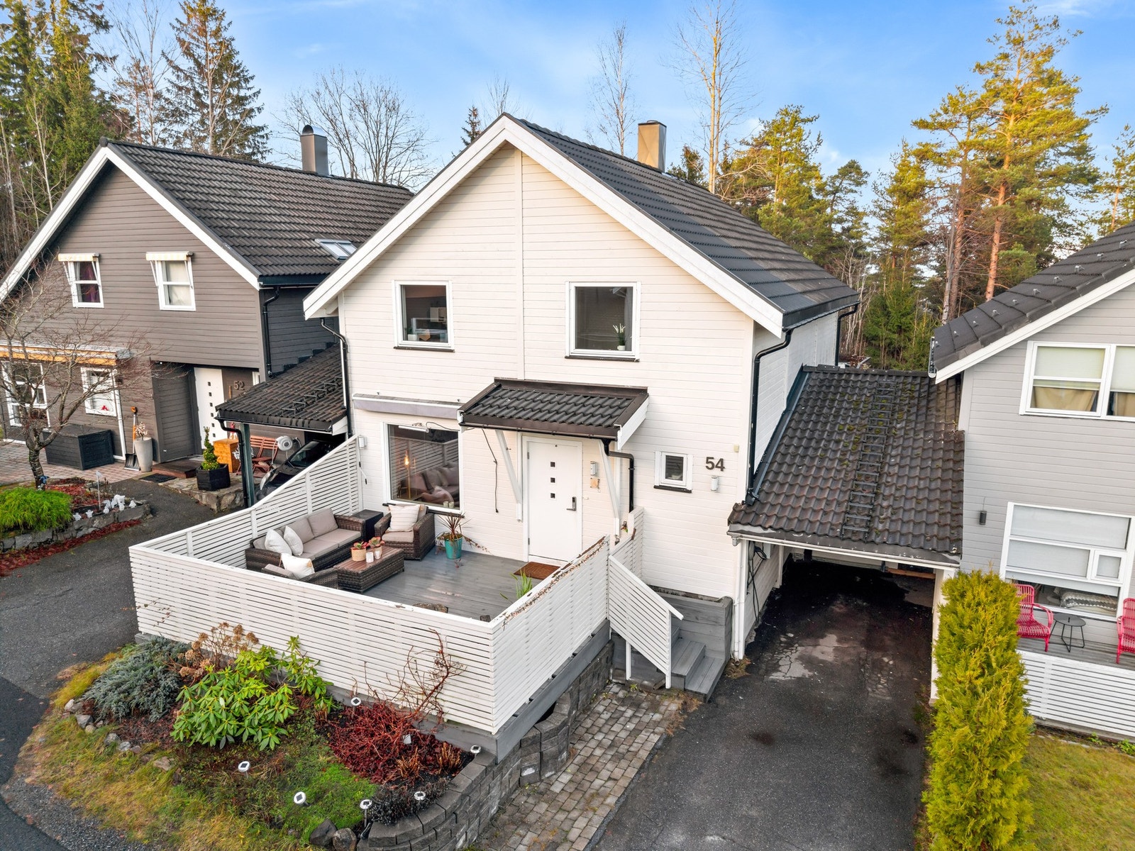 Stor, solrik terrasse (ca. 25 kvm.) ved inngangspartiet. Det er plass til to biler på arealet boligen disponerer - 1 i carport og en på oppstillingsplass utenfor boligen. For øvrig stor gjesteparkering i borettslaget Galleribilde
