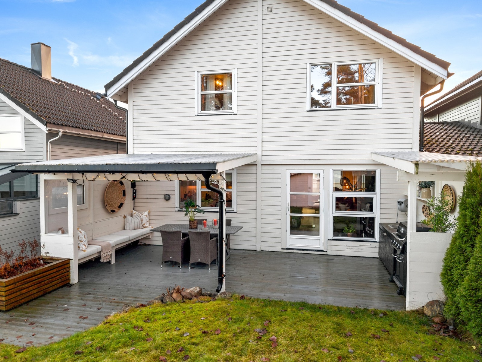 Delvis overbygget terrasse utenfor stuen/kjøkkenet bidrar til en lang sesong ute Galleribilde