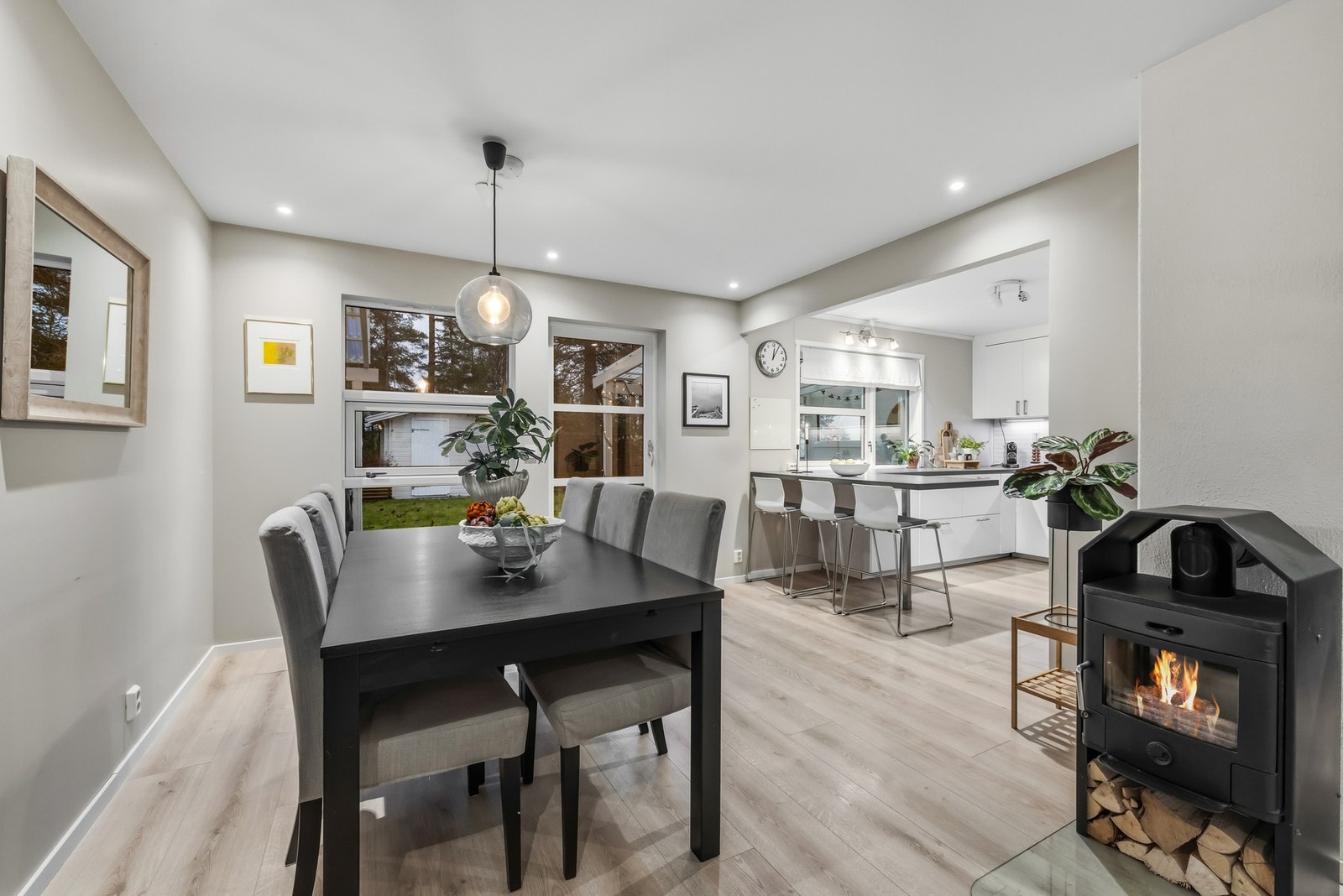 Fra stuen/spisestuen er det utgang til terrassen og hagen Galleribilde