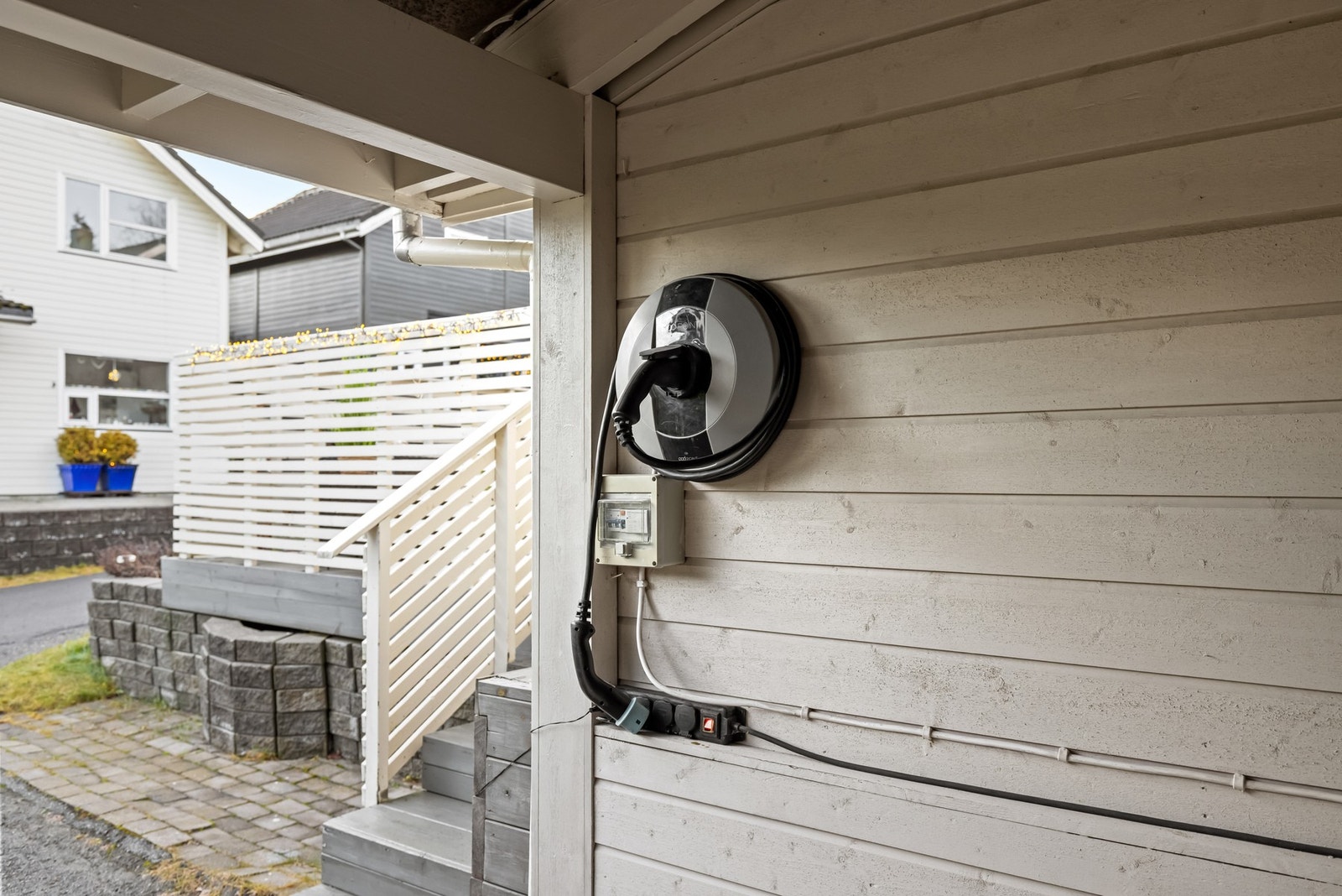 Elbillader er installert i carporten Galleribilde