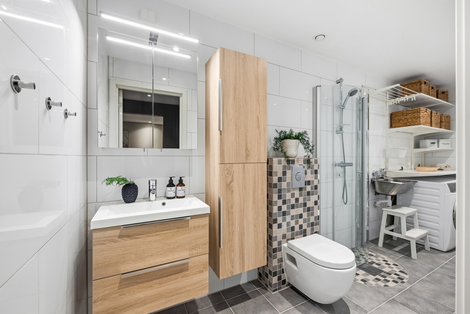 Lyst, flislagt bad/vaskerom med gulvvarme i 1. etg. Galleribilde