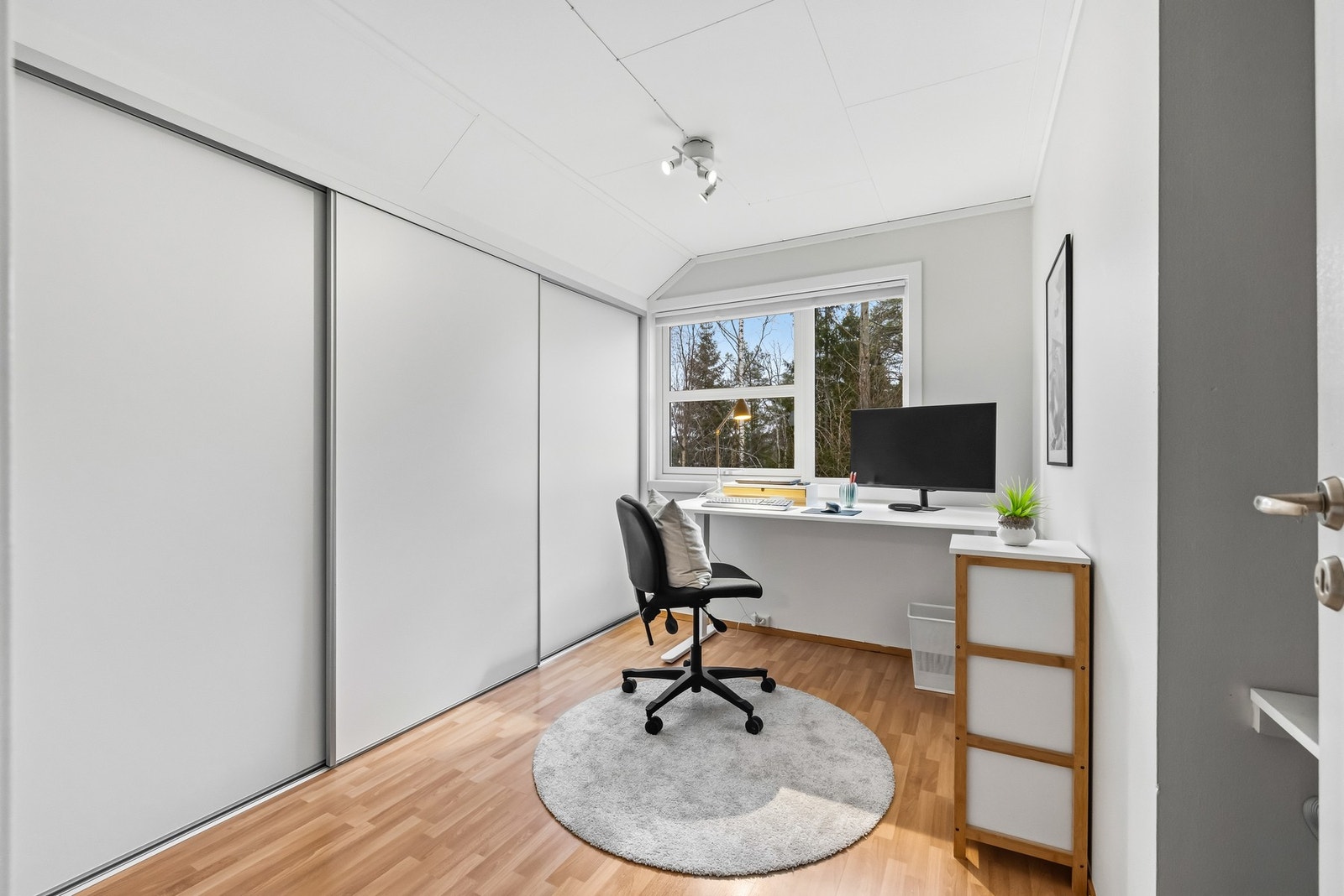 Soverom 3 - lyst og trivelig med god plass til enkeltseng, komode, skrivebord, etc. Skyvedørsgarderobe er installert Galleribilde