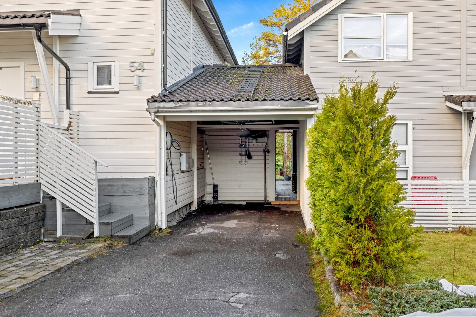 Parkering i carport med elbillader Galleribilde