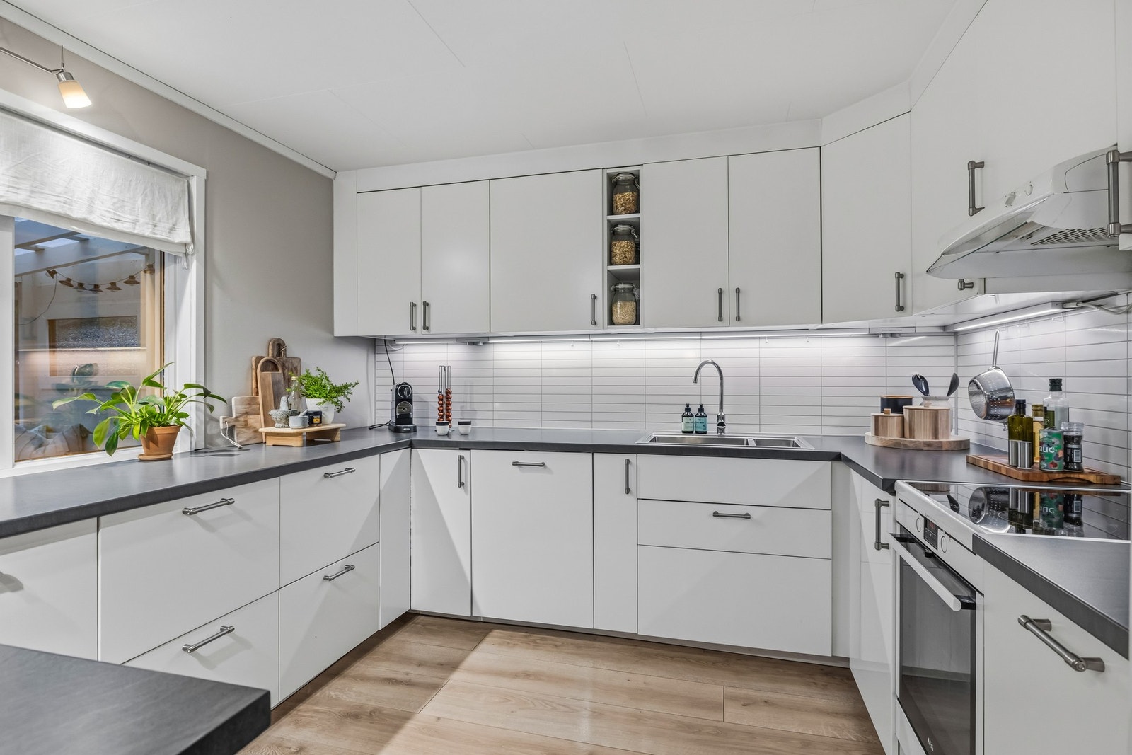 Lyst, romslig og trivelig kjøkken med utsikt til hagen Galleribilde