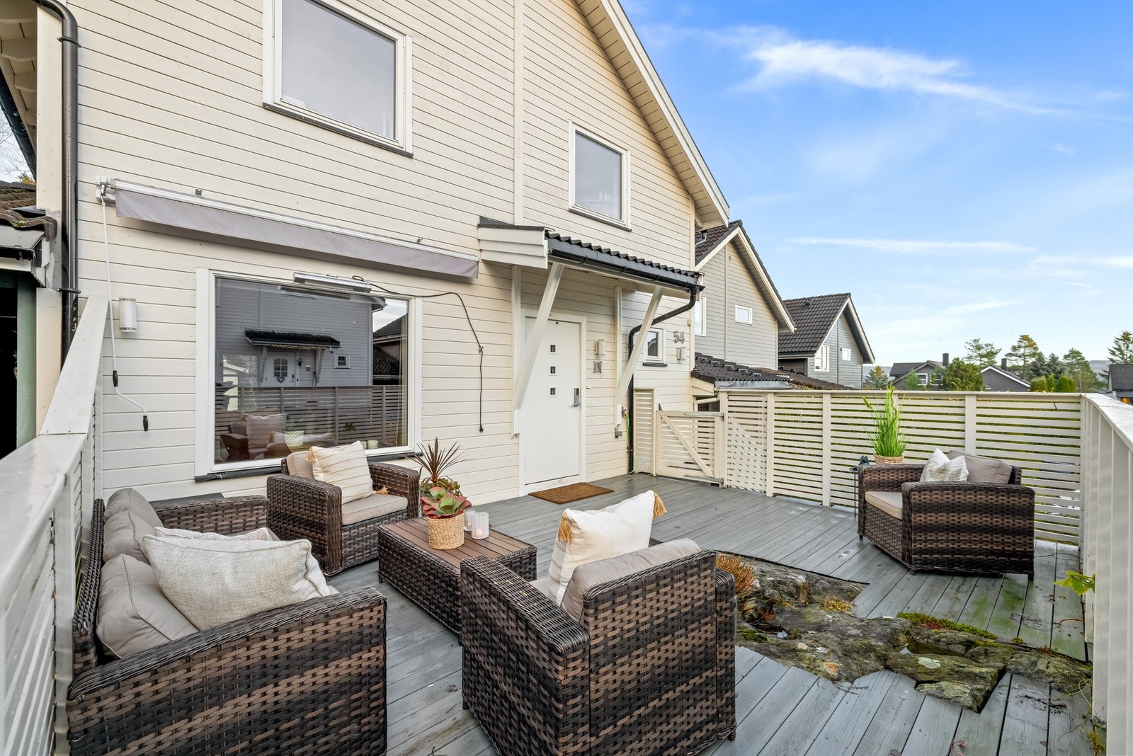 Romslig terrasse med god plass til utemøbler Galleribilde