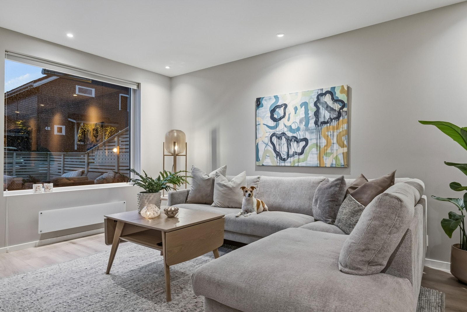 Store vindusflater i stuen gir mye naturlig lysinnslipp Galleribilde